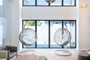 Coin salon dans le hall