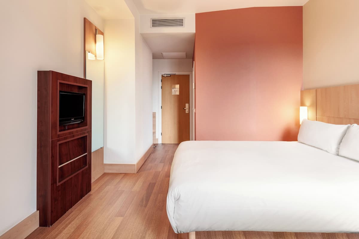1 bedroom, in-room safe, desk, soundproofing