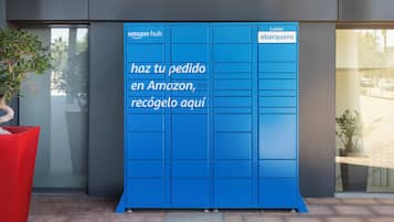 A blue Amazon Hub locker with a sign in Spanish.