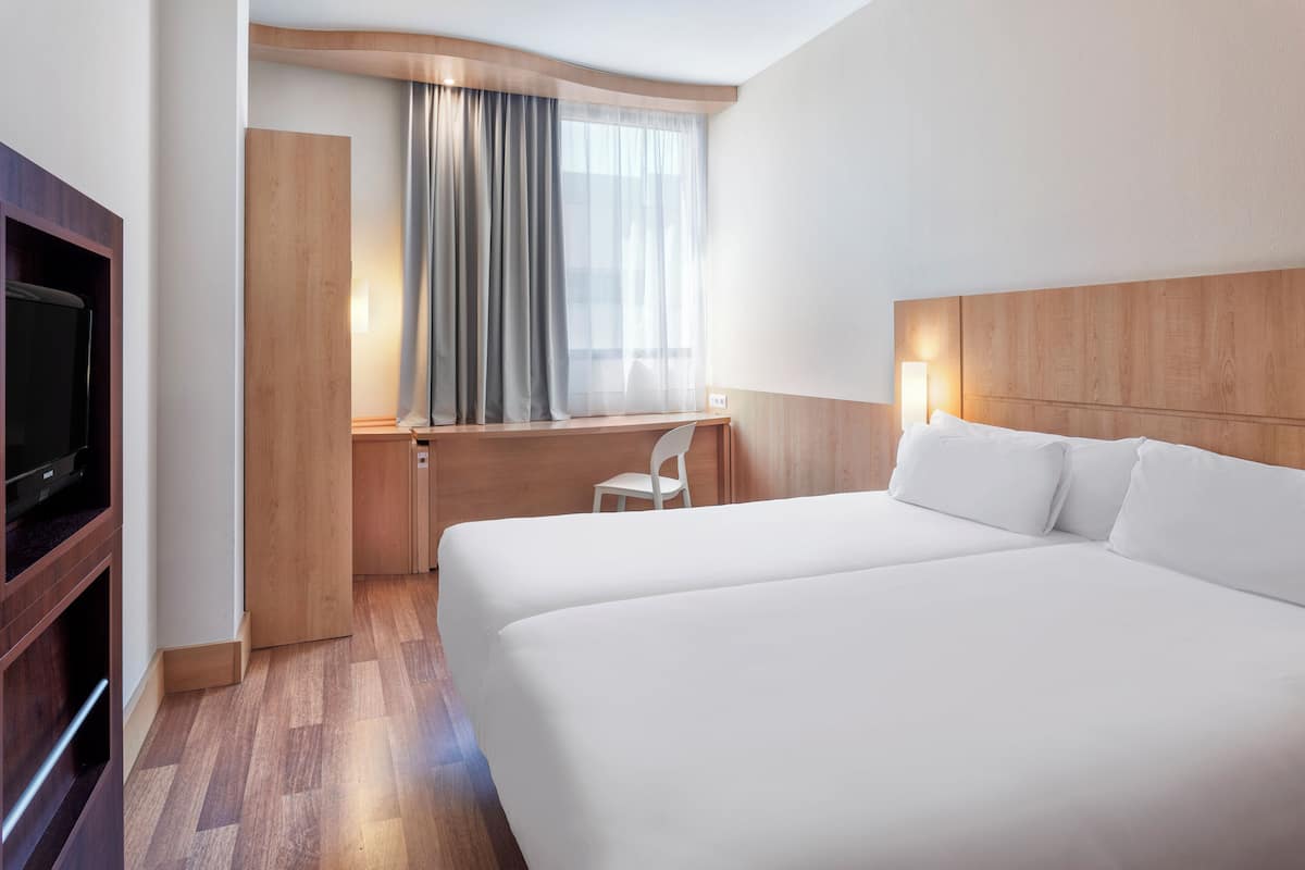 Twin Room | 1 bedroom, in-room safe, desk, soundproofing