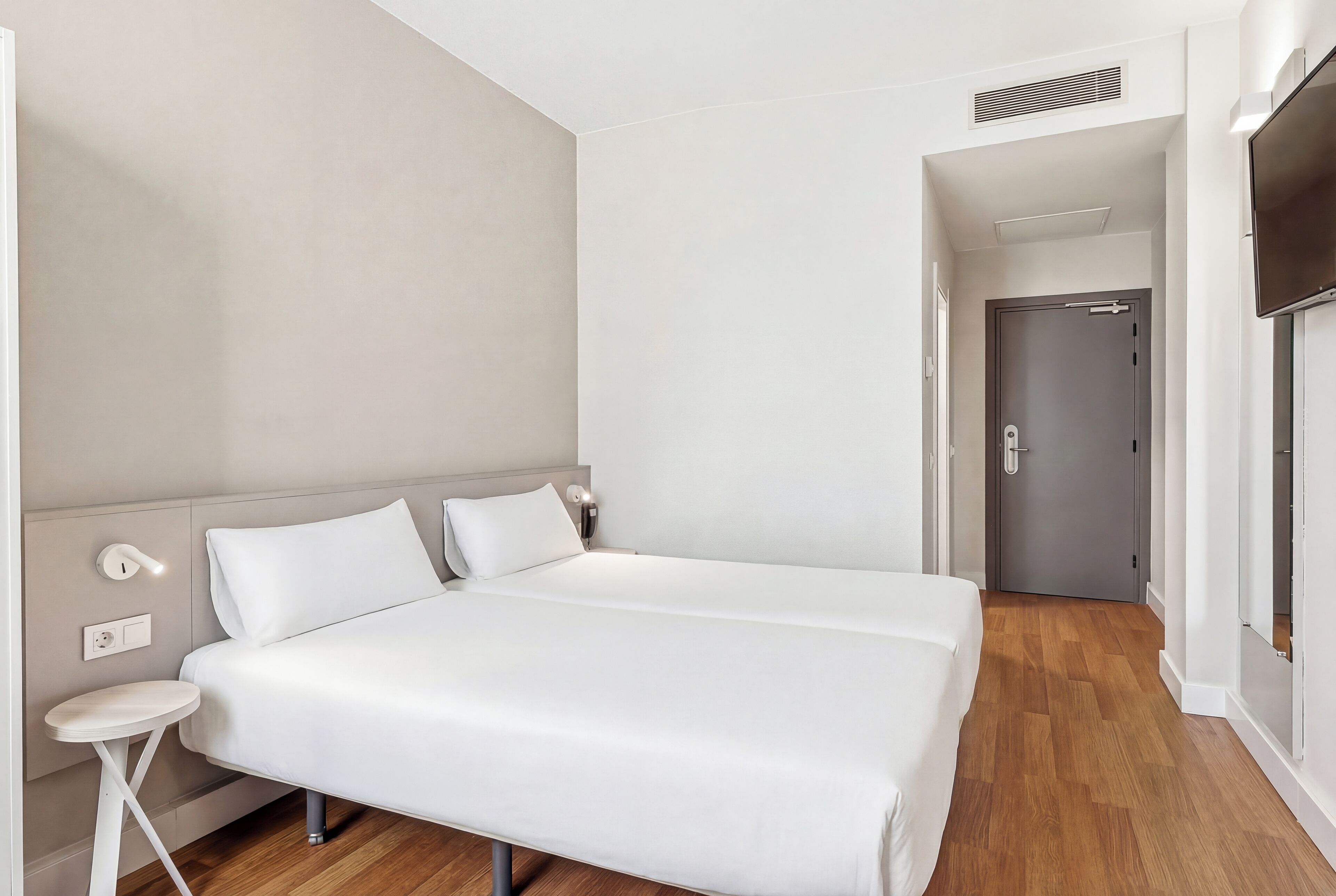 ツインルーム | ミニバー、セーフティボックス (室内)、デスク、防音設備