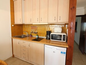 Frigorífico, microondas y placa de cocina