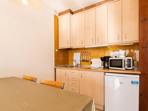 Réfrigérateur, micro-ondes, plaque de cuisson