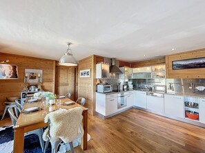 Fridge, microwave, oven, stovetop - 4-room apartment with indoor pool in Combloux (Combloux)