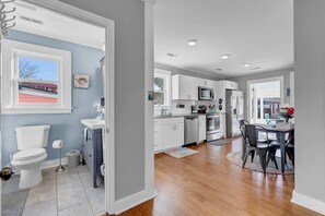 Fridge, microwave, oven, stovetop - Turtle Time- Charming 3BR Getaway Near Kure Beach (Kure Beach)