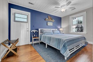 3 bedrooms, iron/ironing board, WiFi, bed sheets - Turtle Time- Charming 3BR Getaway Near Kure Beach (Kure Beach)