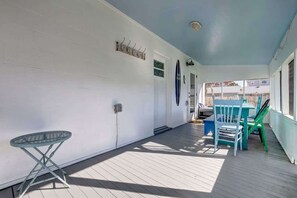Outdoor dining - Turtle Time- Charming 3BR Getaway Near Kure Beach (Kure Beach)