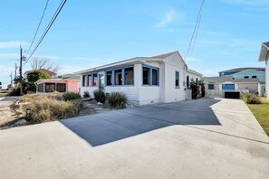 Exterior - Turtle Time- Charming 3BR Getaway Near Kure Beach (Kure Beach)