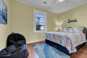 3 bedrooms, iron/ironing board, WiFi, bed sheets - Turtle Time- Charming 3BR Getaway Near Kure Beach (Kure Beach)