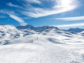 Snow and ski sports - Well-Equipped 1-Bed Apartment with Garage, Balcony & Free Shuttle Access (Val-d'Isère)