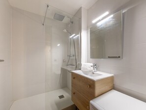 Sèche-cheveux, serviettes fournies