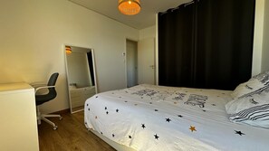 4 habitaciones, tabla de planchar con plancha, wifi y ropa de cama 