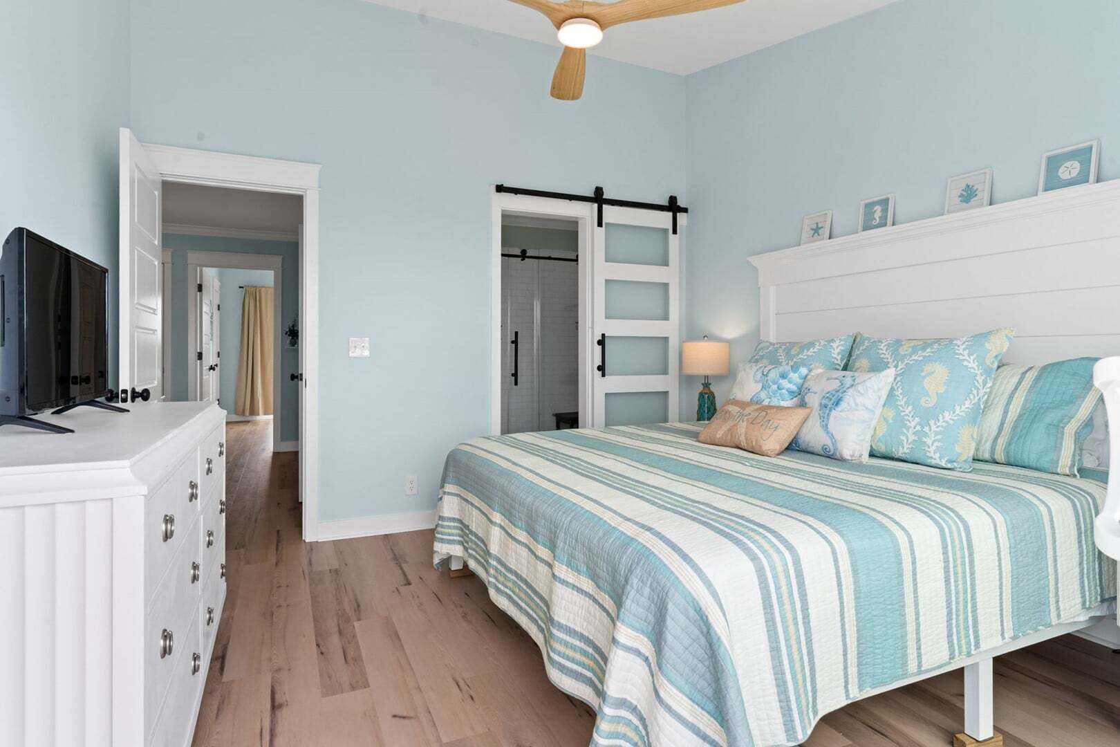 2 bedrooms, bed sheets