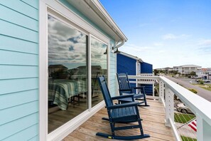 Property grounds - Discover Mom's Gift in Holden Beach: a 2-bed, 3-bath duplex for unforgettable family getaways. (Holden Beach)