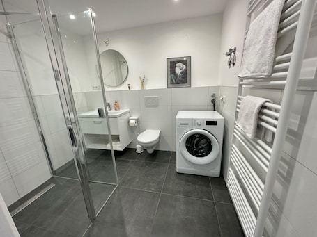 Shower, hair dryer, towels, soap. Modernes Apartment I Parkplatz I Terrasse I Sehr Beliebt bei Wanderer