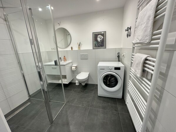 Dusche, Haartrockner, Handtücher, Seife