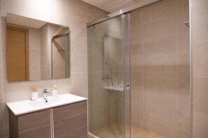 Bathroom shower - Luxurious Apartment Prestigia (Rabat)