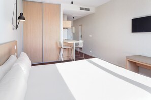 In-room safe, desk, laptop workspace, blackout drapes - B&B Hotel Barcelona Sant Cugat (Sant Cugat del Valles)