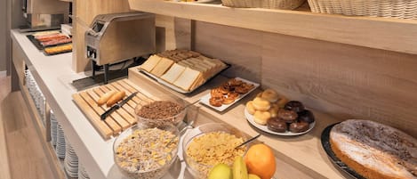 Colazione a buffet, servita tutte le mattine (11.50 EUR a persona)