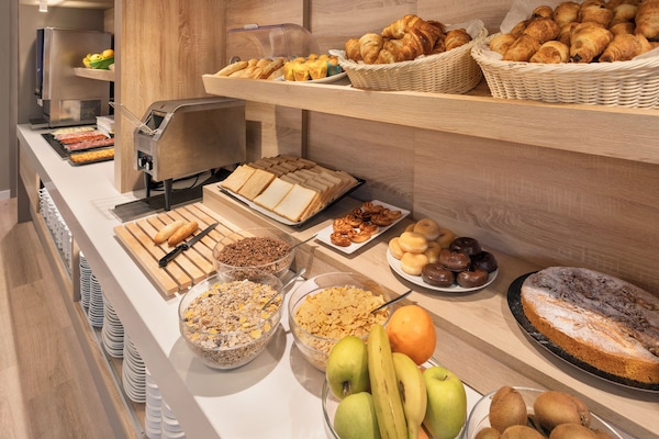 Sarapan bufet setiap hari (EUR 11.50 seorang)