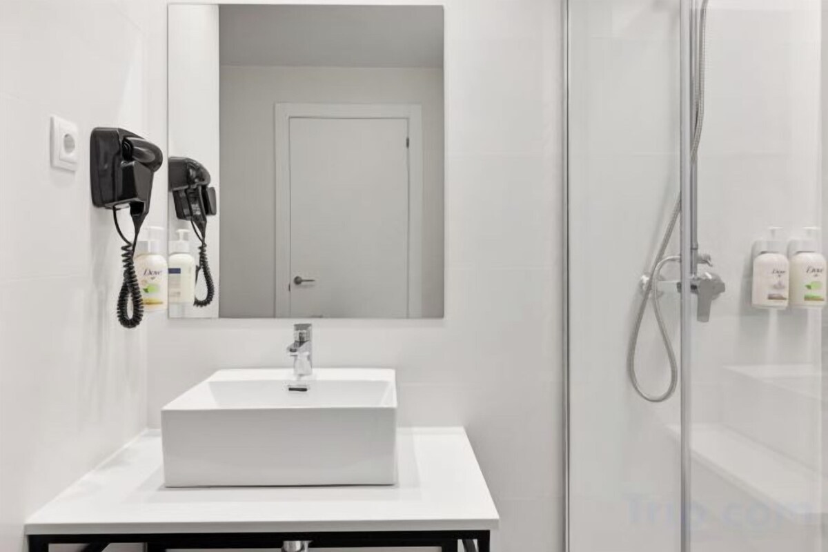 Haartrockner, Handtücher, Seife, Shampoo
