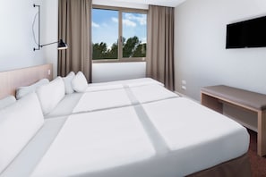 Chambre Triple | Coffres-forts dans les chambres, bureau