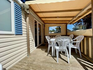 Outdoor dining - « Relax »- Mobilhome 6 au Village Vacances du Conguel à Quiberon (Quiberon)