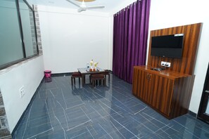 Dining - The Royal Heaven Resort (Wai)