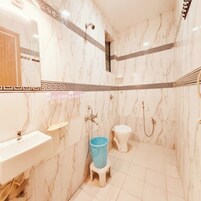 Habitación Deluxe doble | Baño | Artículos de higiene personal gratuitos, toallas y jabón