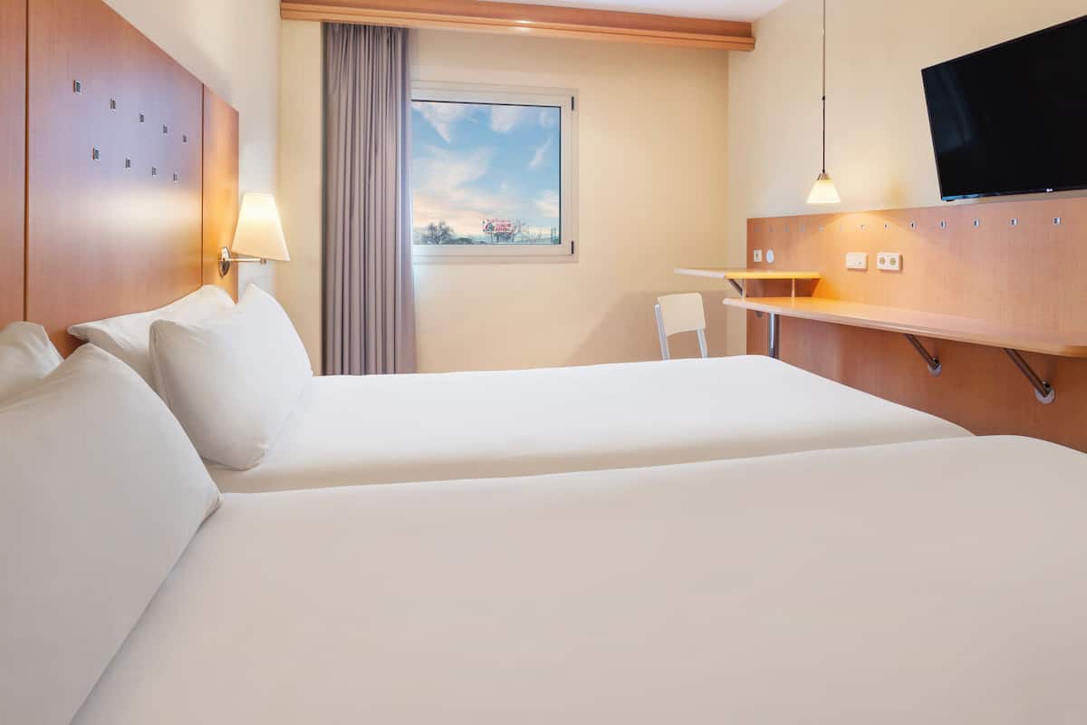 Twin Room | In-room safe, iron/ironing board, free WiFi