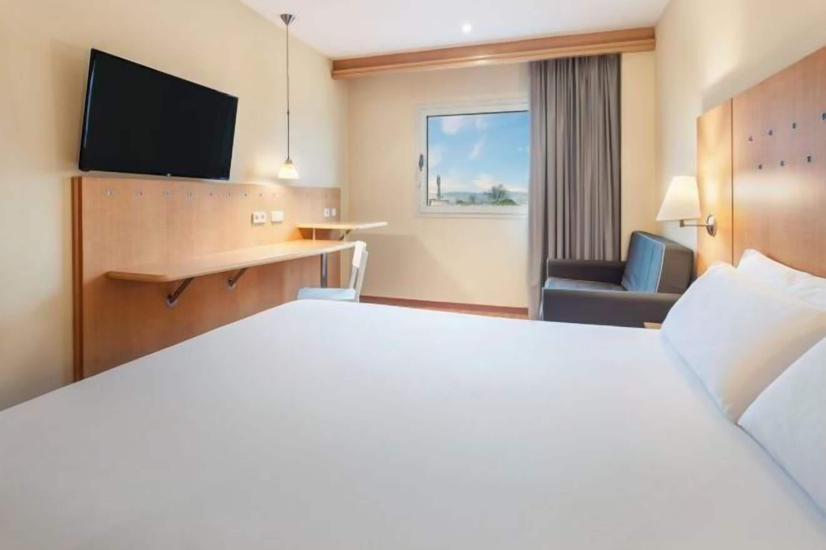 Caja fuerte, tabla de planchar con plancha, wifi gratis