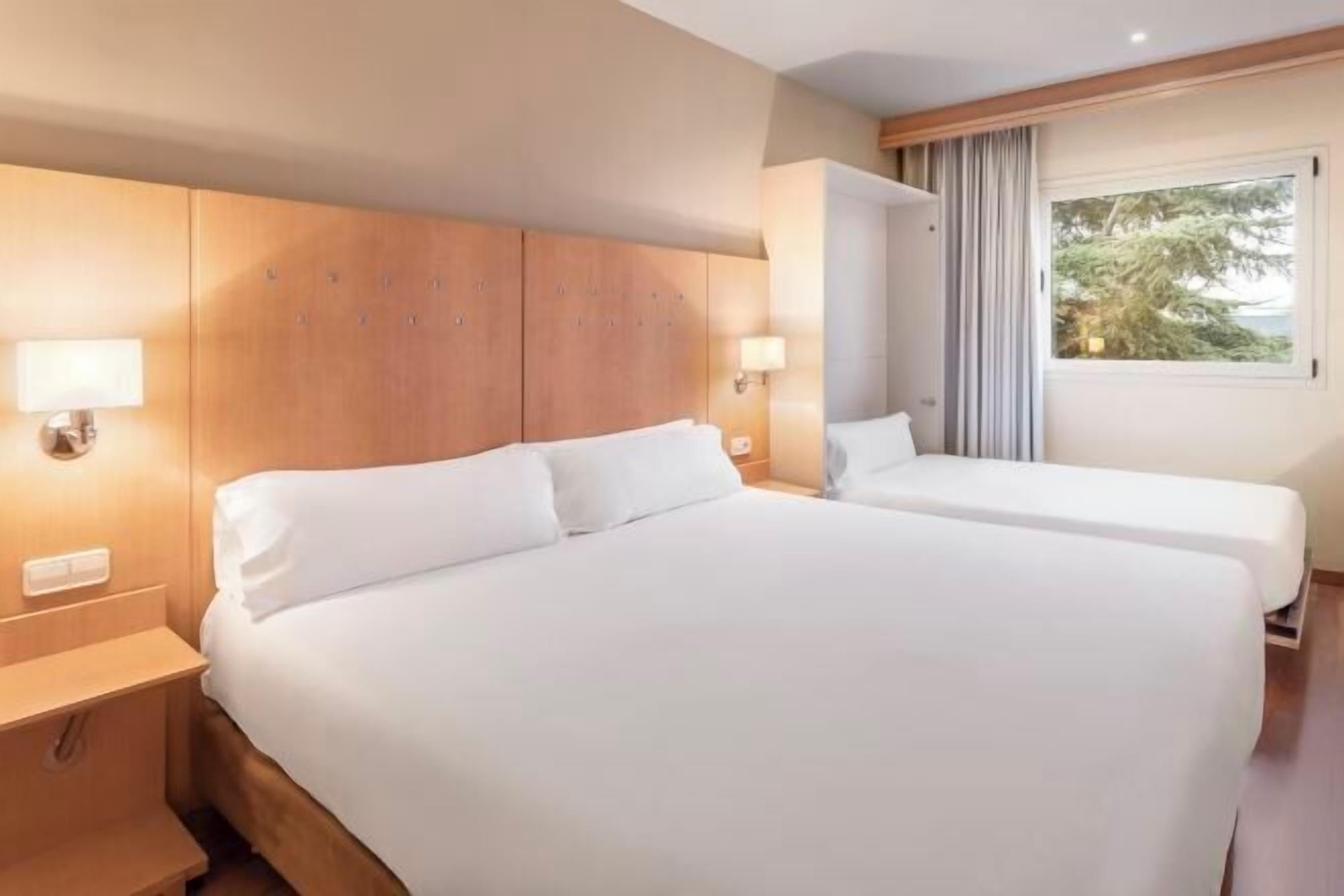 Caja fuerte, tabla de planchar con plancha, wifi gratis