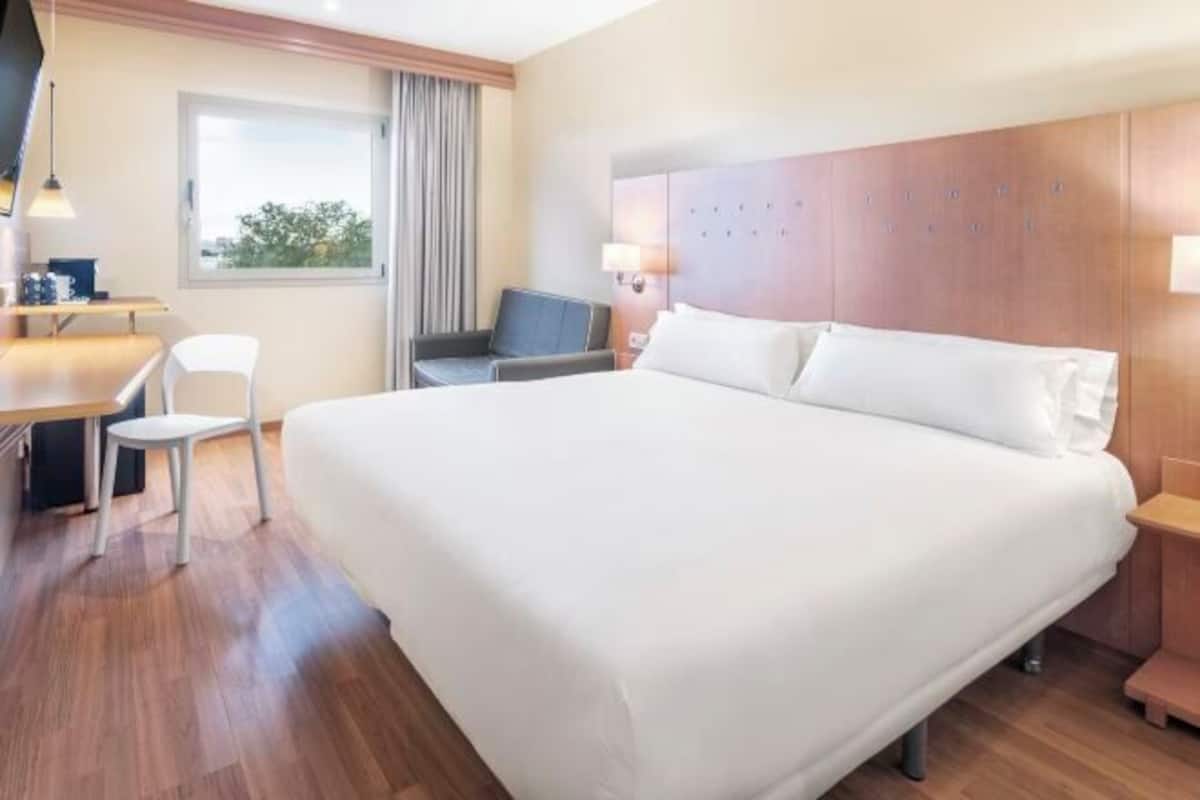 In-room safe, iron/ironing board, free WiFi