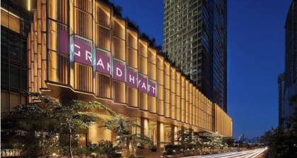 One Uptown Residence BGC 1BR, Netflix, w/pool use, fast WiFi