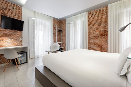 Superior Double Room | In-room safe, soundproofing, iron/ironing board, free WiFi