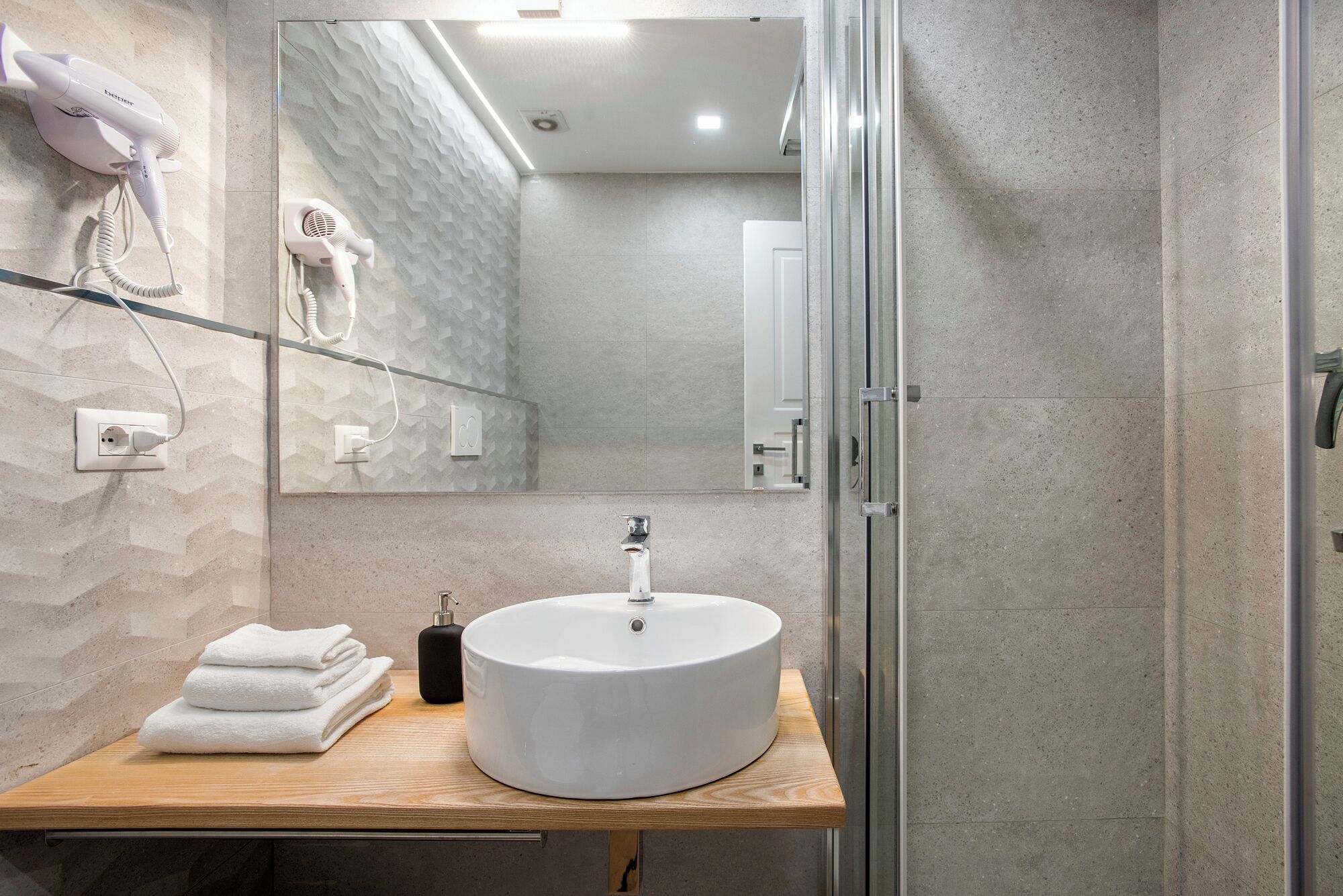 Dusche, Haartrockner, Bidet, Handtücher