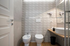 Bruser, hårtørrer, bidet, håndklæder