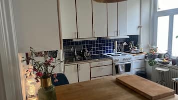 Fridge, oven, stovetop, coffee/tea maker
