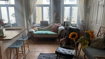 Fernseher, DVD-Player, Bücher