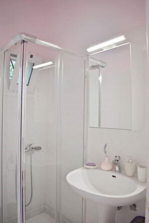 Haartrockner, Handtücher, Seife, Toilettenpapier
