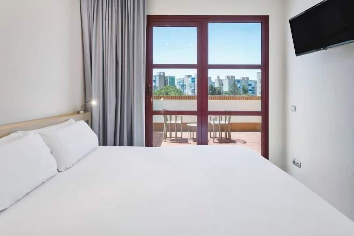 In-room safe, desk, iron/ironing board (on request), free WiFi