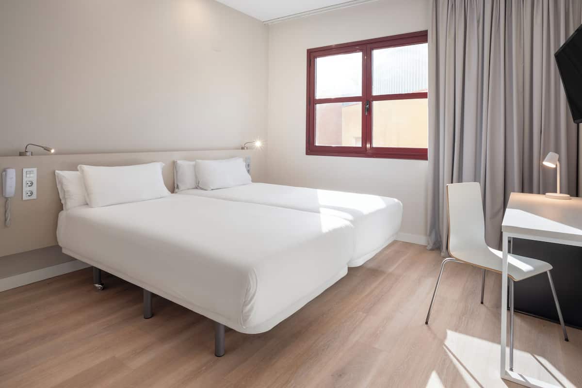 Twin Room | 1 bedroom, in-room safe, desk, iron/ironing board