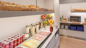 Un bufé de desayuno con diferentes alimentos y salsas.