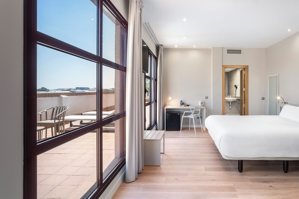 Suite | In-room safe, desk, iron/ironing board, free WiFi