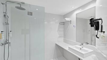 Superior tweepersoonskamer | Badkamer | Een douche, handdoeken, zeep, shampoo