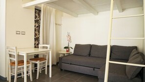 아파트, 수영장 전망 | 거실 공간 | 디지털 채널 시청이 가능한 35인치 TV