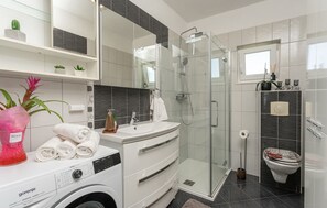 Dusche, Whirlpool, Haartrockner, Handtücher
