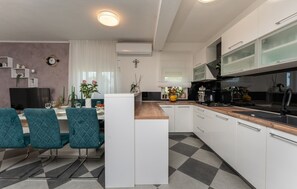 Kjøleskap, mikrobølgeovn, ovn og oppvaskmaskin
