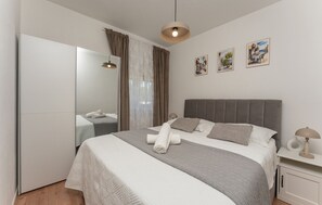 2 bedrooms, iron/ironing board, free WiFi, bed sheets