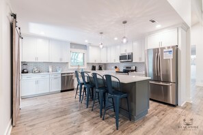 Geladeira, micro-ondas, cooktop, lava-louças